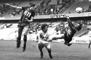 Carlos Bianchi, buteur face à Monaco au Parc (devant Gardon et Etorri)