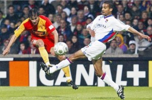 Malgré six points d'avance, Lens est battu sur le fil par Lyon en 2002.