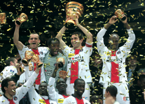 la dernière victoire en Coupe de la Ligue : en 2008 face à Lens (2-1 pour le PSG)