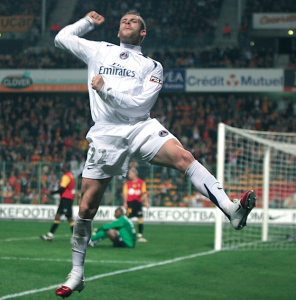 Le dernier défenseur qui a inscrit deux buts en une saison, à domicile et à l'extérieur : Sylvain Armand face à Lens, en 20065-2007.