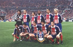 Le onze du PSG, debout : Fernandez, Le Guen, Algerino, Domi, Rabesandratana, Roche. Assis : Simone, Gava, Ducrocq, Raï, Maurice