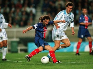 La frappe victorieuse de Marco Simone... devant Laurent Blanc !