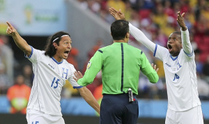 Garcia (à droite) très énervé après le penalty accordé aux Bleus