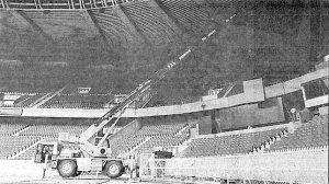 un rare cliché des grues installant les écrans au Parc des Princes