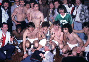 la joie de N'Gom et du PSG en 1982 après la victoire en Coupe de France