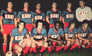 l'équipe du PSG face à Metz, le 13 août 1974. Debout : Poli, Cardiet, Lokoli, Novi, Bauda, Pantelic. Assis : Floch, Deloffre, M'Pelé, Dogliani, Dahleb
