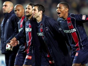 la palme du début de saison le plus médiocre pour le PSG en 2004-2005 : 0 victoire, 4 nuls et 3 défaites en 7 rencontres