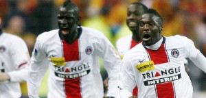 la joie de Bernard Mendy après son penalty victorieux en finale de la  Coupe de la Ligue 2008 contre Lens