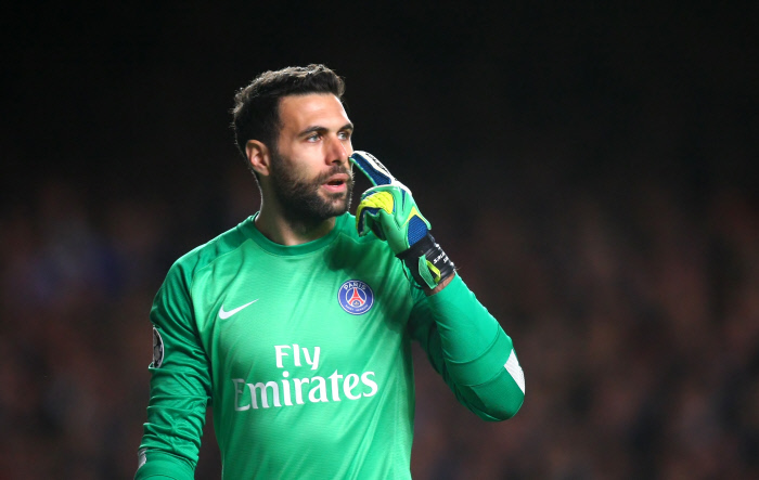 PSG: Sirigu aura de nouveaux gants