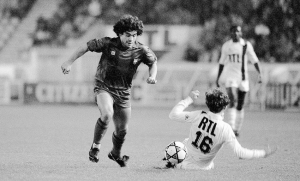 Maradona : un but, 35 ballons touchés et puis s'en va...