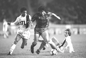 Maradona s'infiltre entre Tanasi et Guillochon