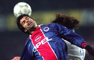 Raï en duel de la tête avec un Marseillais