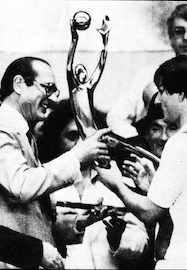 Jacques Chirac remet le trophée au capitaine Bathenay