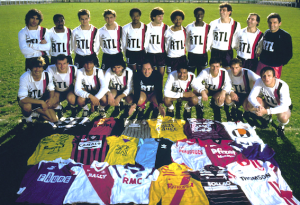 le PSG  invaincu au Parc en 1985-86 pose fièrement devant les 19 maillots des adversaires en championnat