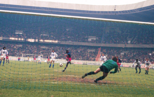 le but de M'Pelé contre l'OM en 1978 (victoire 5-1)
