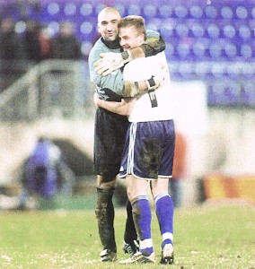 Alonzo félicite Potillon, le héros du jour