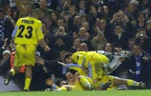 la joie de la Lazio et de Veron - futur joueur de Chelsea - qui ont fait tomber les Blues à Stamford Bridge