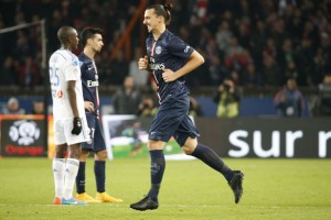 l'entrée d'ibra face à l'OM au Parc... pour sa centième à Paris !