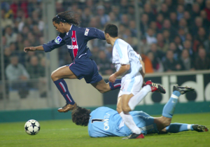 Ronaldinho échappe à Runje, le troisième but parisien est proche...