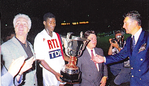 le capitaine Oumar Sène avec le trophée