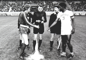 les deux capitaines Dogliani et Trésor avant le choc en Coupe de France en 1975