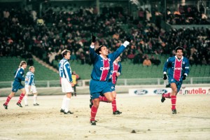 La joie d'Eric Rabesandratana lors du match Goteborg-PSG le 26/11/1997