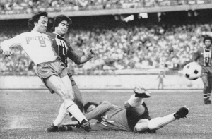 le Lyonnais Lacombe face au PSG en 1976