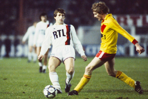 8 victoires de suite pour le PSG et sa recrue Susic, ici face à Lens en 1983 