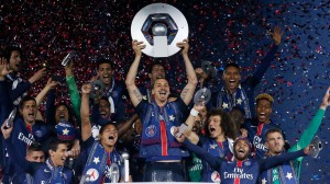 Ibrahimovic et le trophée de champion de France 2015-2016