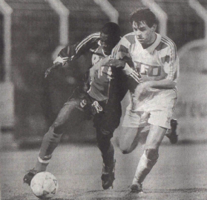 Weah, buteur décisif lors du premier match officiel entre les deux équpies en 1994