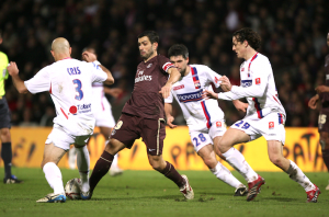 Pauleta cerné par les Lyonnais