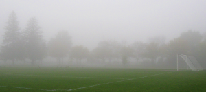le brouillard tombe sur le stade...