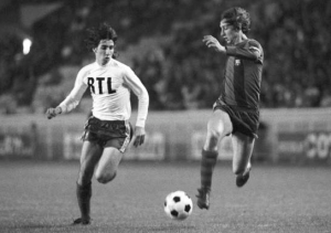 Cruyff en duel avec Moraly