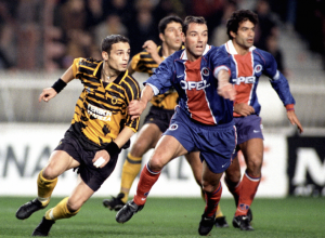 l'attaquant grec face au PSG en 1997