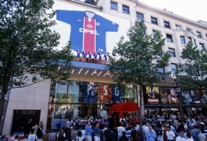 les supporters parisiens ont répondu présent pour l'inauguration de la boutique sur les Champs, ce 15 mai 1998